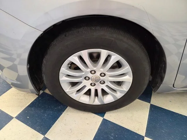Used 2013 Silver Toyota XLE image 8