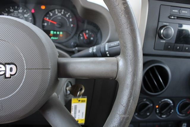 Used 2009 Green Jeep X image 9