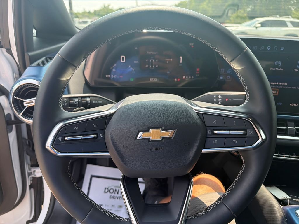 Used 2025 White Chevrolet LT image 17