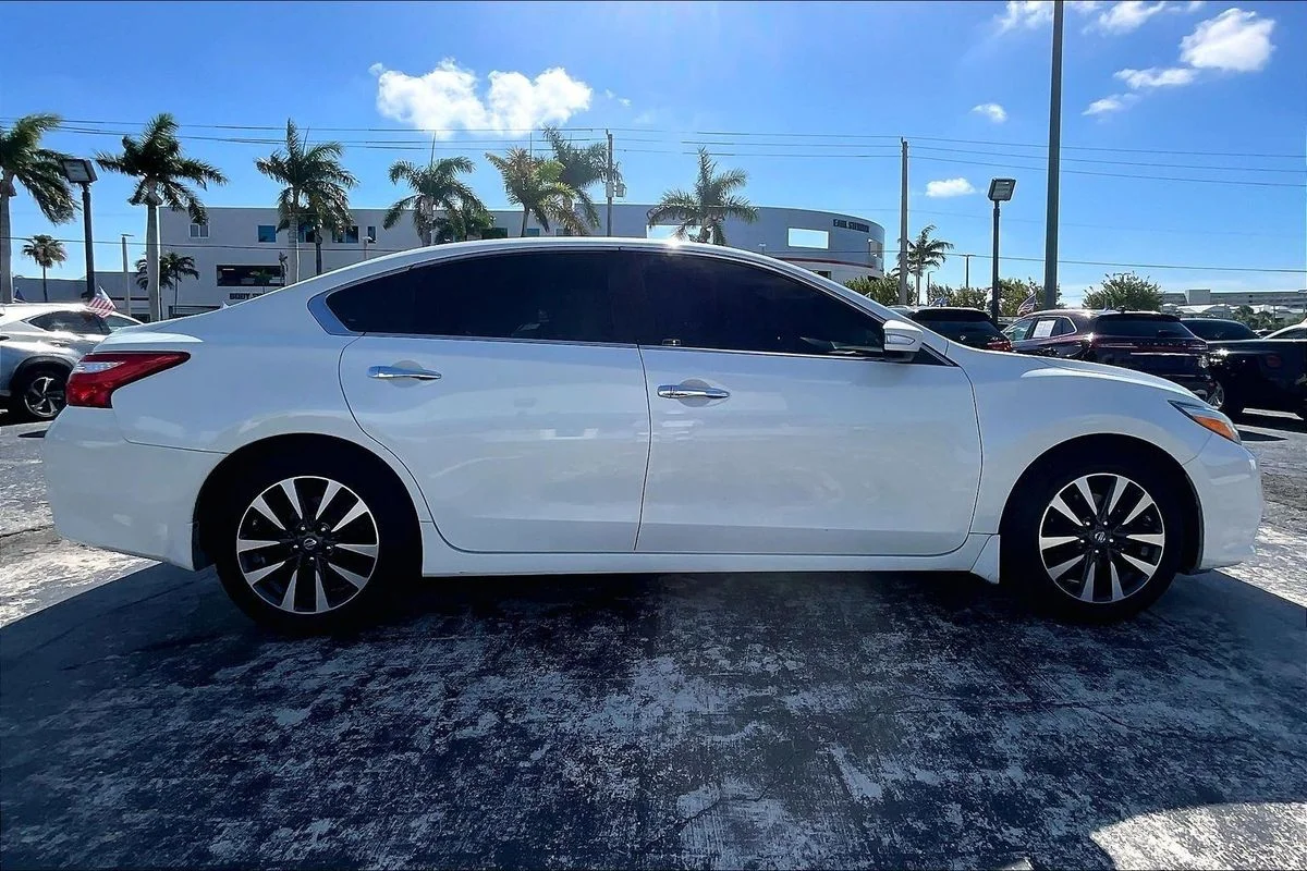 Used 2016 White Nissan 2.5 SV image 31