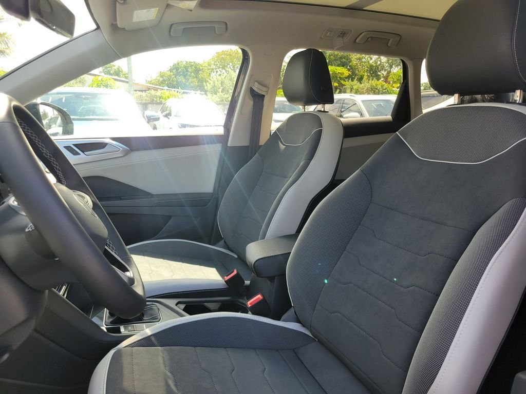 New 2026 Black Volkswagen 1.5T SE image 11