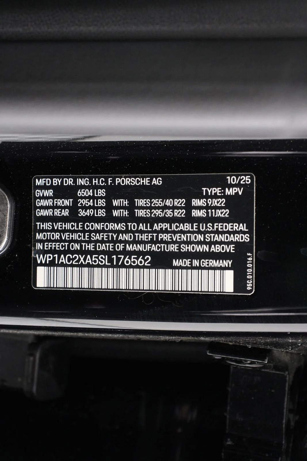 2025 Porsche Macan Turbo Electric - Photo 24
