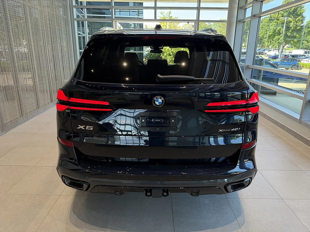 New 2026 Carbon Black Metallic BMW xDrive40i image 5
