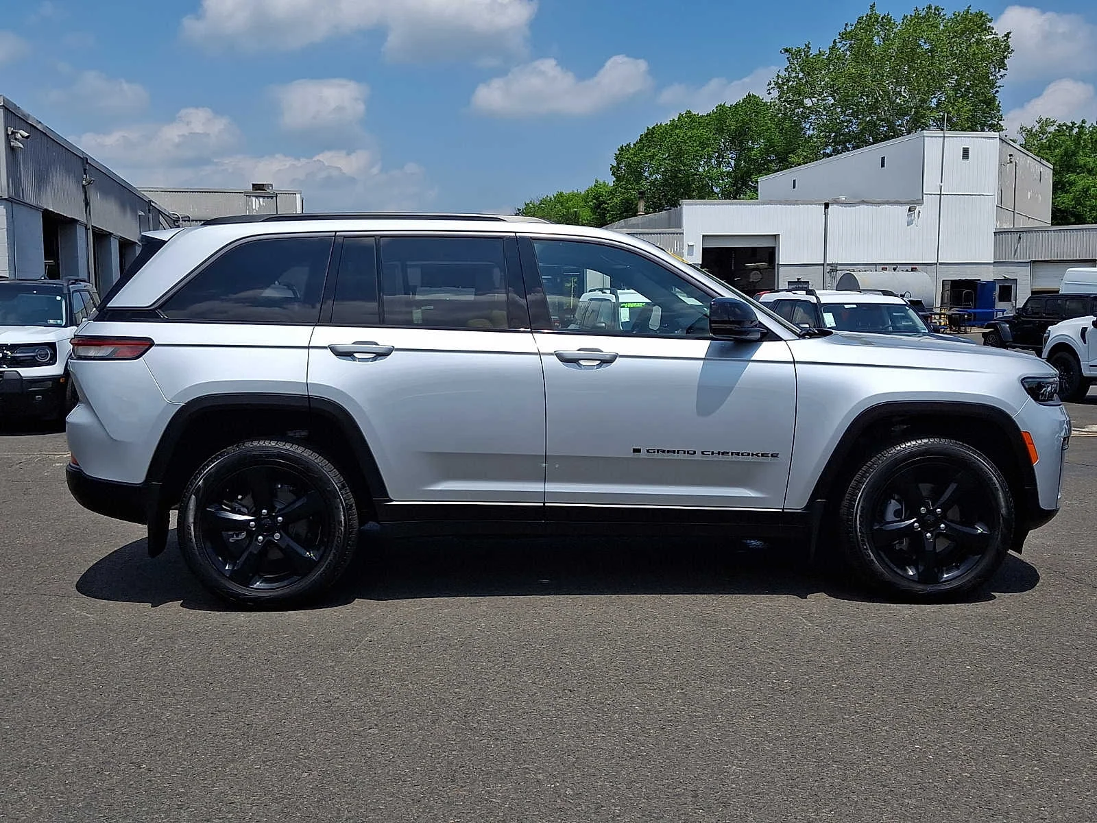 Used 2026 Silver Zynith Jeep Limited image 7