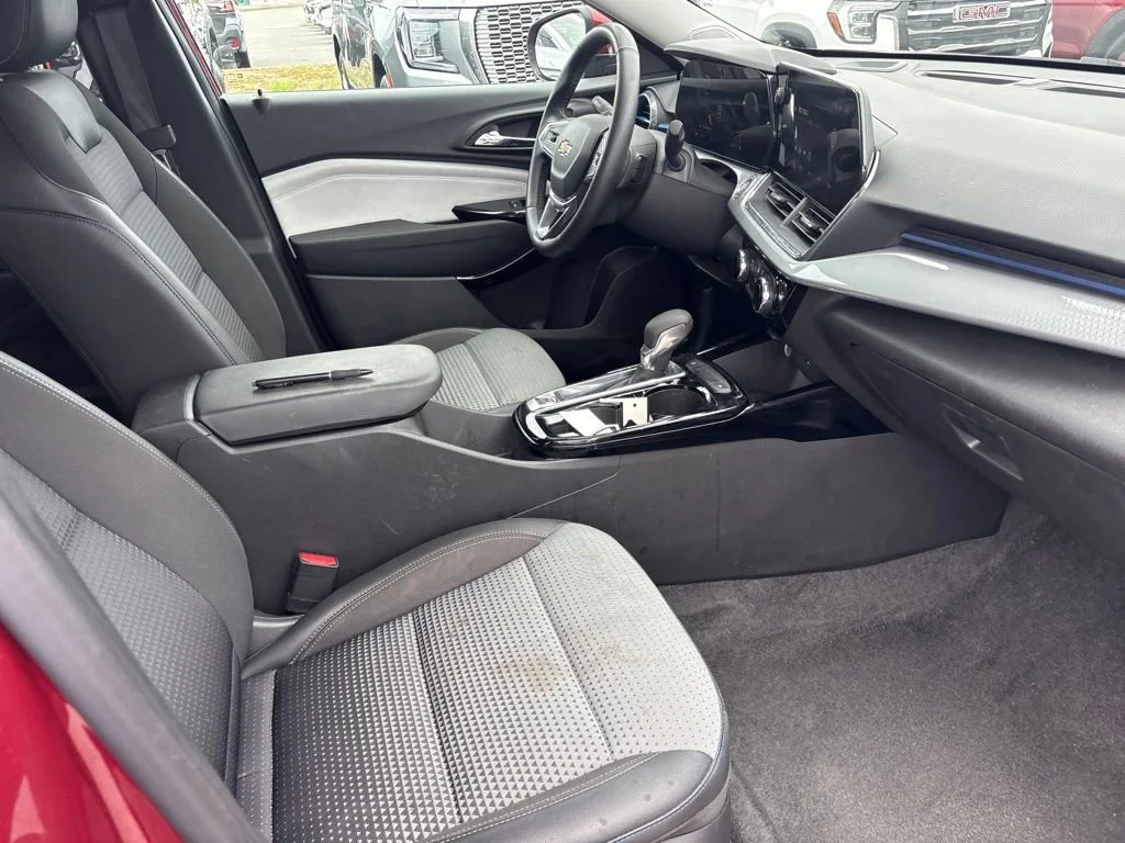 Used 2025 Crimson Metallic Chevrolet LT image 8