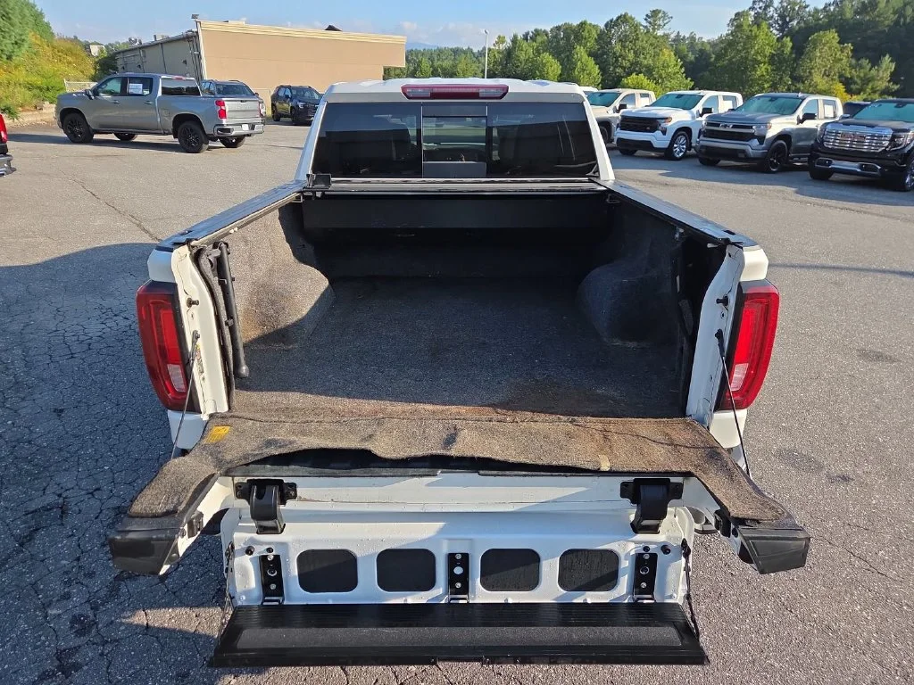 Used 2022 White GMC SLT image 22