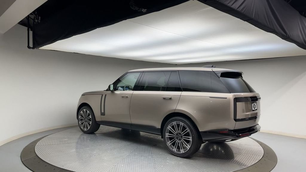 Used 2024  Land Rover SE image 6