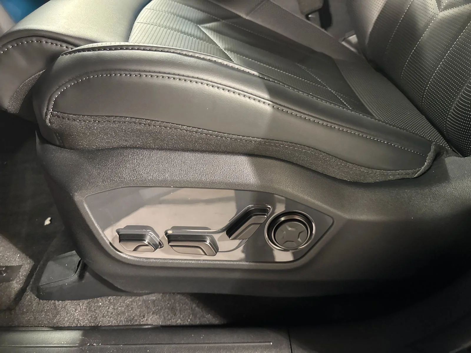 New 2027 Glacial White Pearl Kia X-Line SX image 13