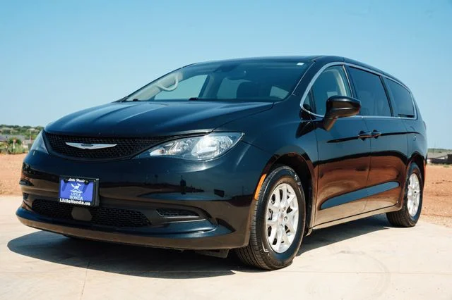 Pre-Owned 2023 Chrysler Voyager LX