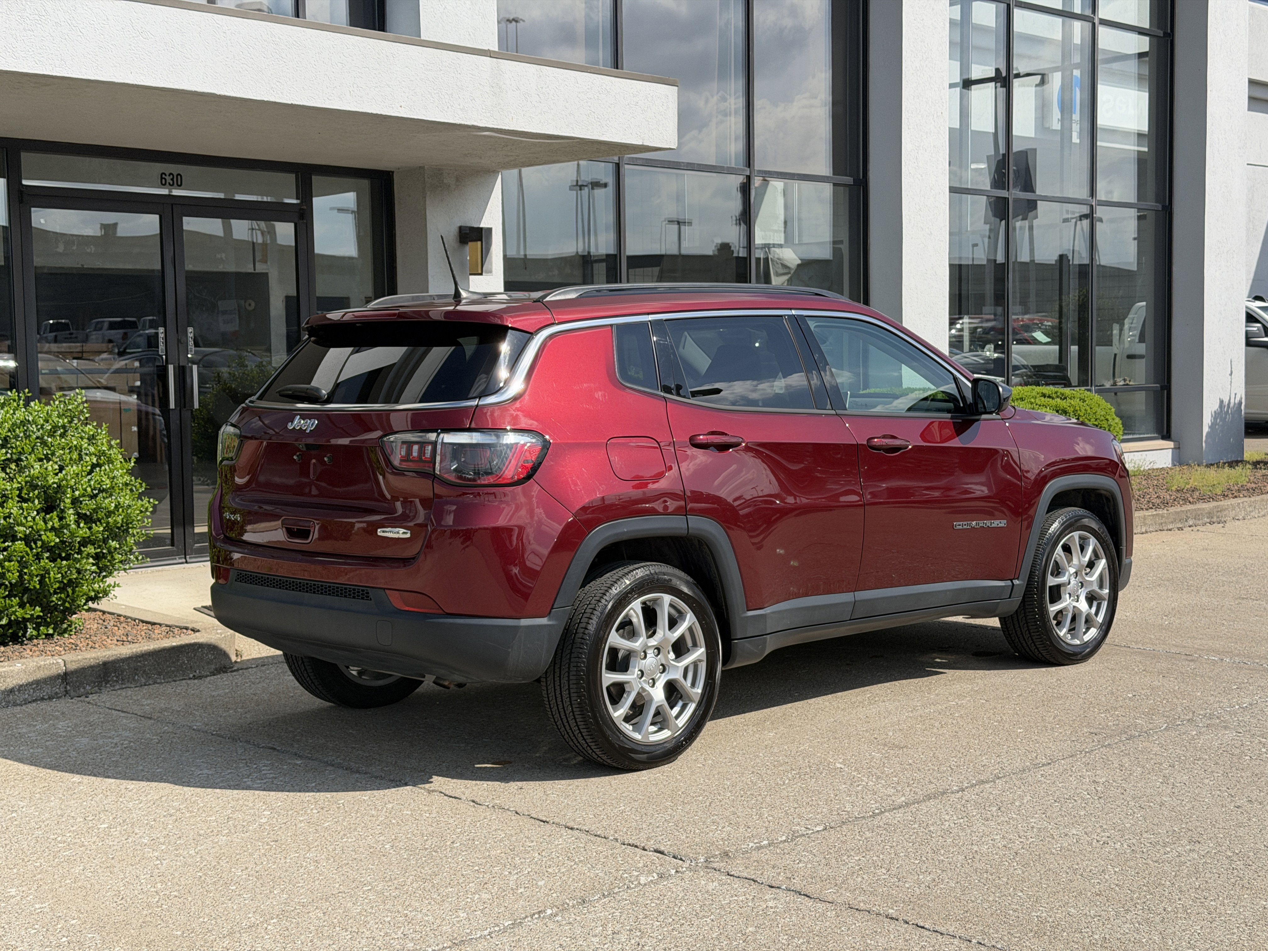 Used 2022 Velvet Red Pearlcoat Jeep Latitude Lux image 4