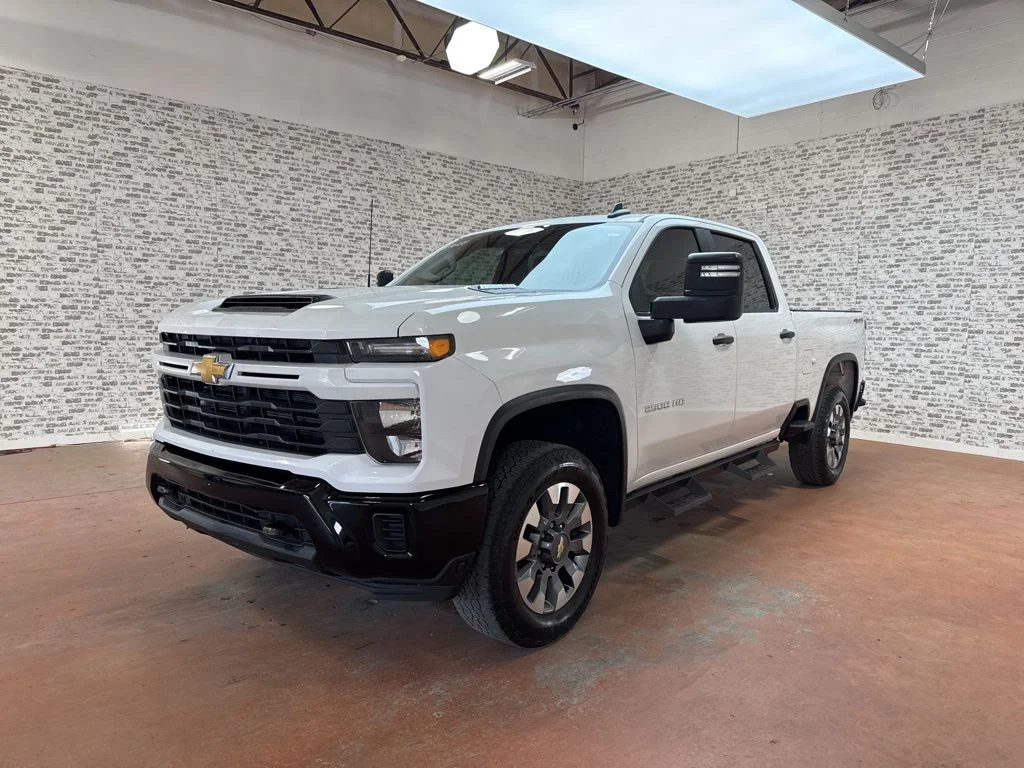 Used 2024 White Chevrolet Custom image 3