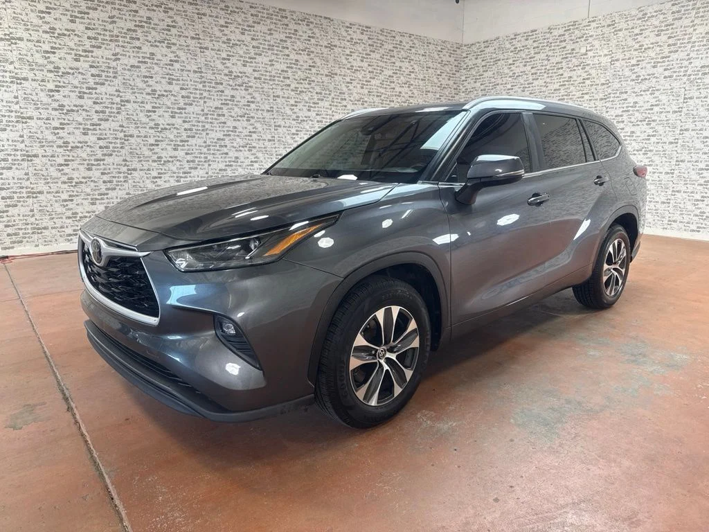 Used 2023 Gray Toyota XLE image 3