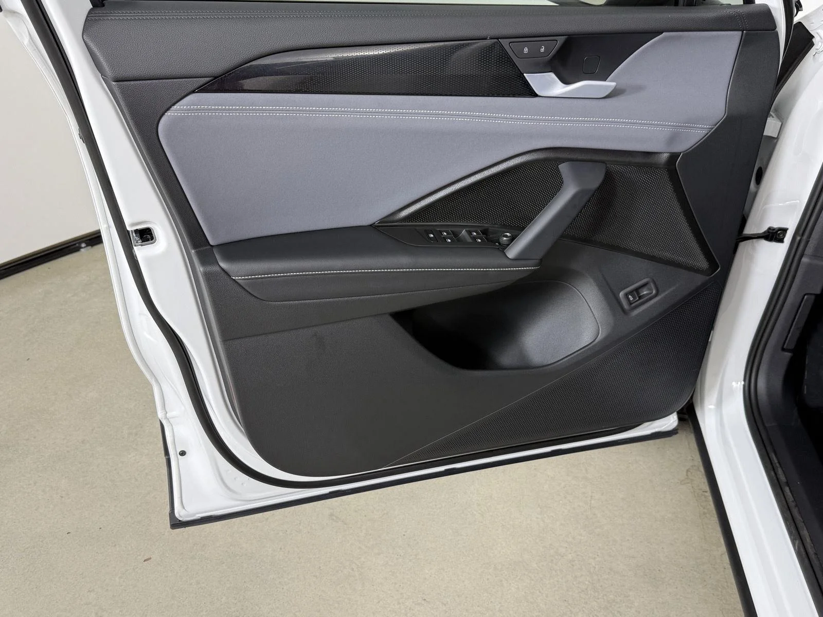 New 2026 Pure White Volkswagen SE image 10