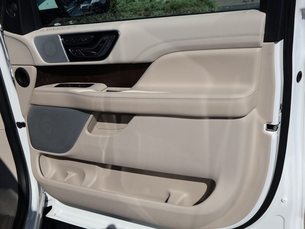 Used 2020 White Lincoln Reserve image 12