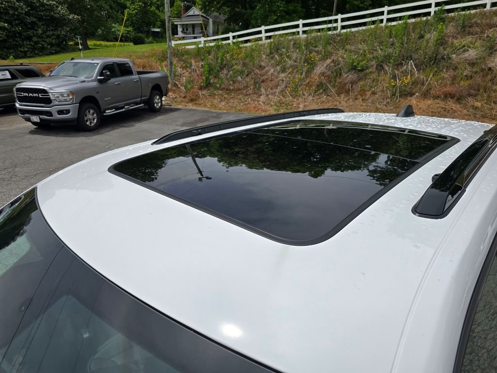 New 2026 Bright White Clear-Coat Exterior Paint Jeep Limited Reserve image 19