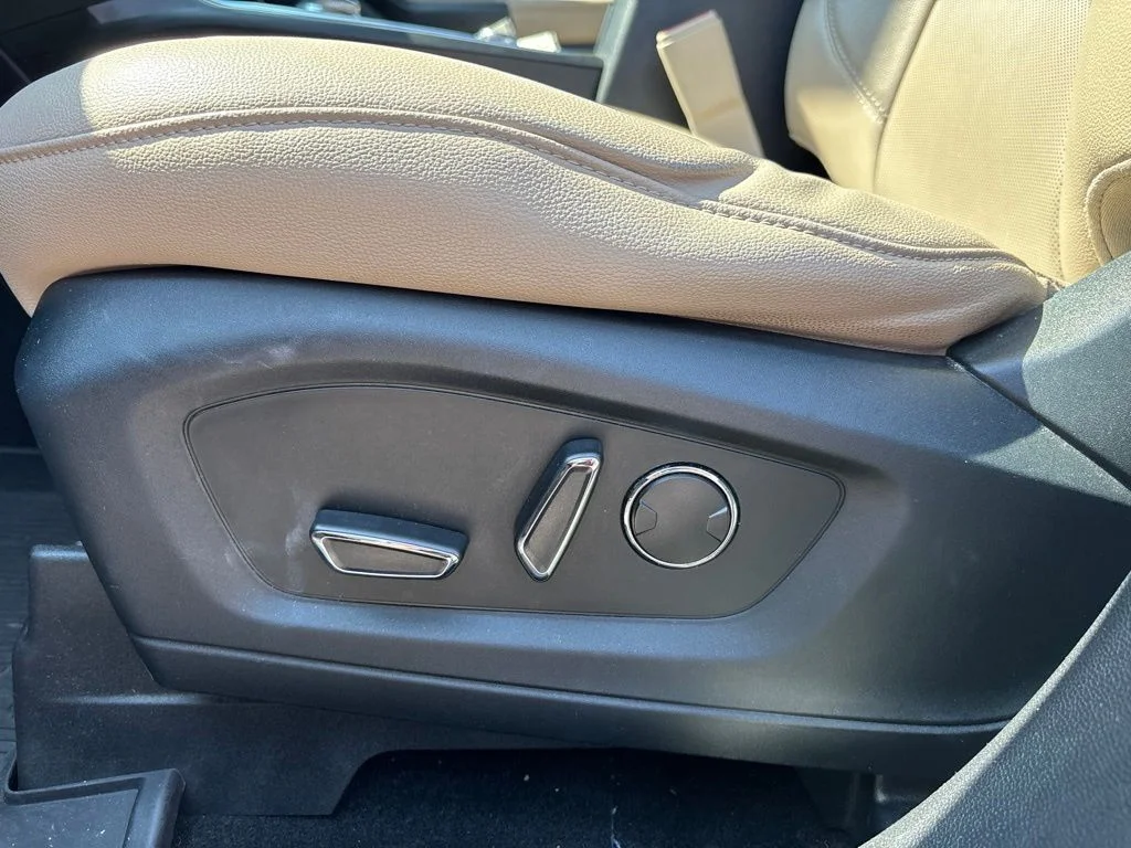 Used 2020 White Ford Limited image 19
