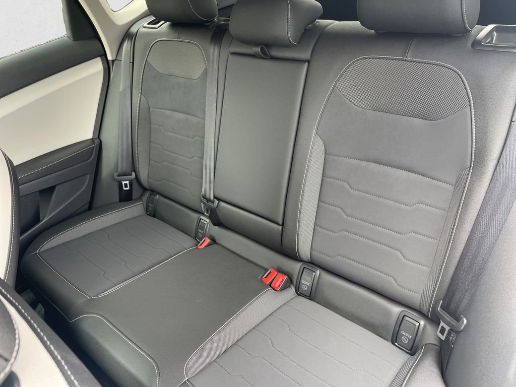 Certified Used 2025 Platinum Gray Metallic Volkswagen 1.5T SE image 13