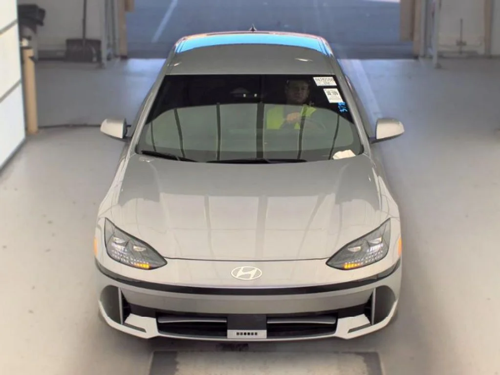 Used 2023 Silver Hyundai SE image 2