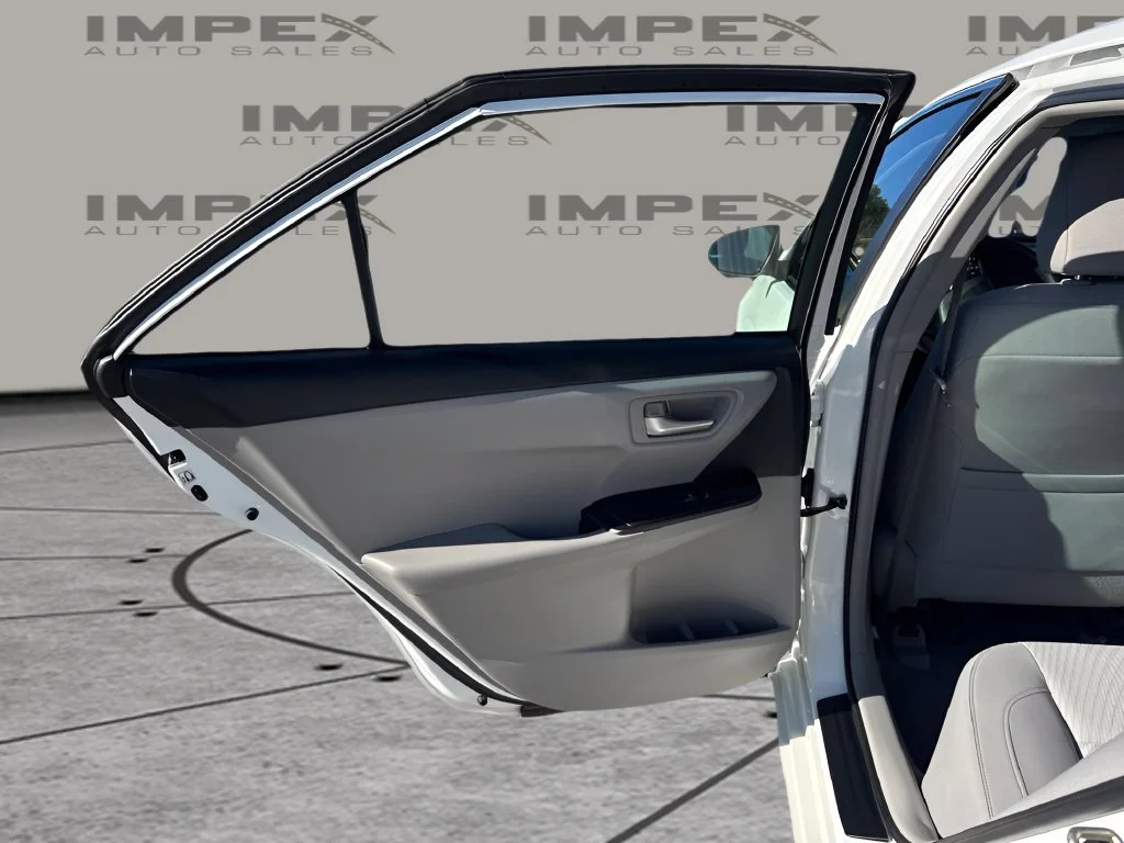 Used 2015 White Toyota LE image 23
