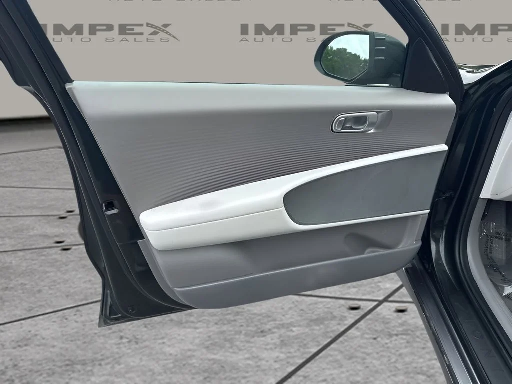Used 2023 Green Hyundai SEL image 24