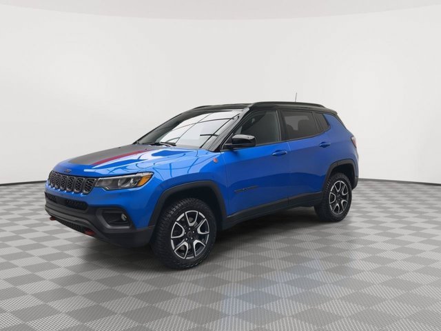 Used 2025 Hydro Blue Pearlcoat Jeep Trailhawk image 30