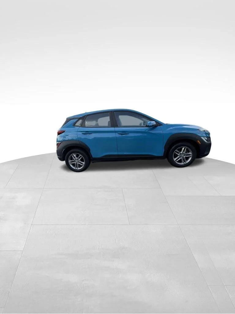 Used 2023 Green Hyundai SE image 5