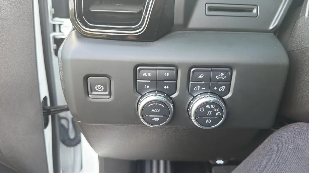 Used 2024 White GMC AT4 image 17