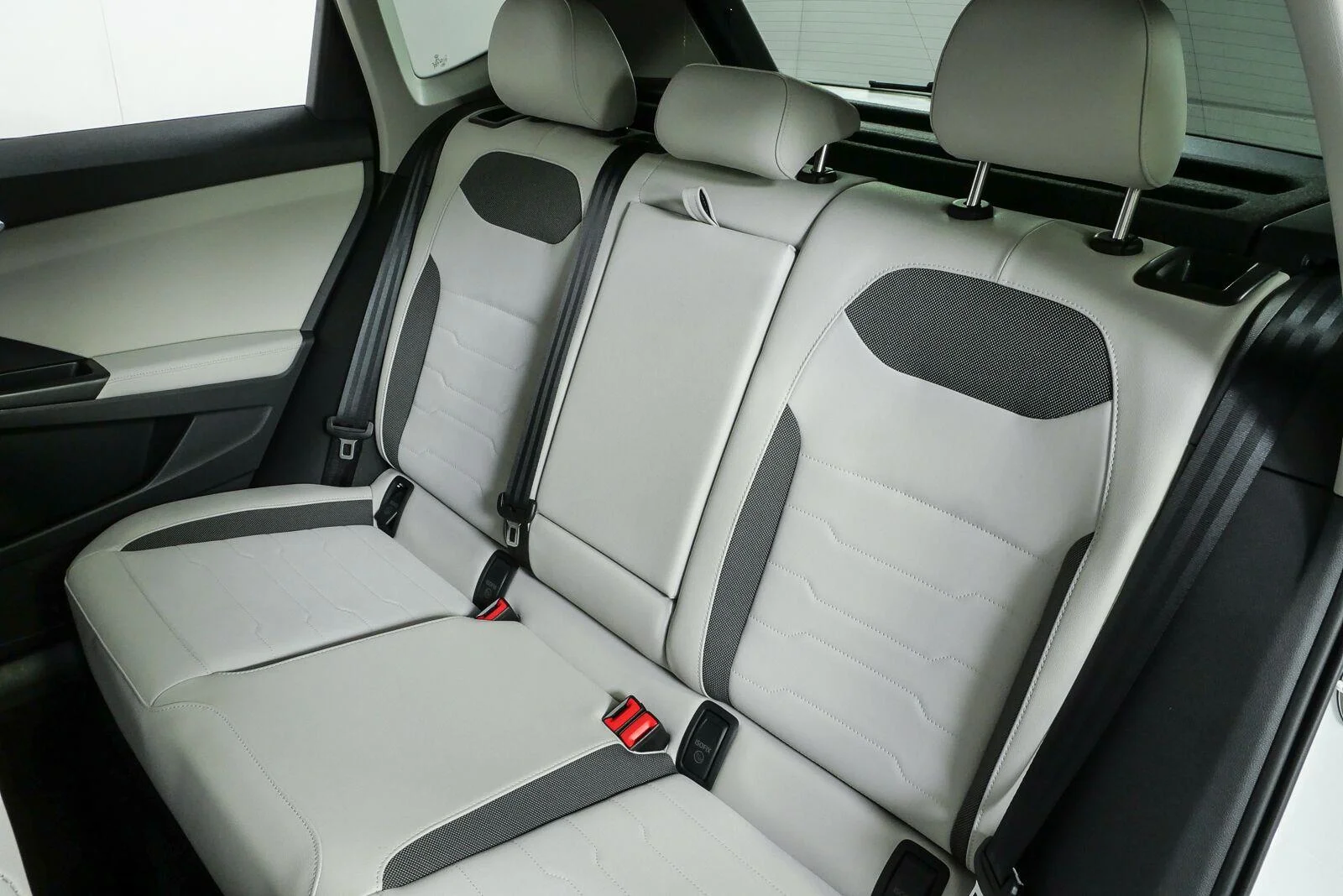 New 2026 Pure White Volkswagen SE image 18