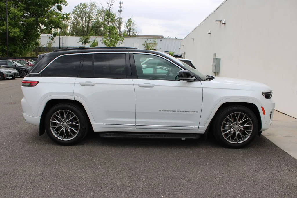 Used 2025 White Jeep Summit image 33
