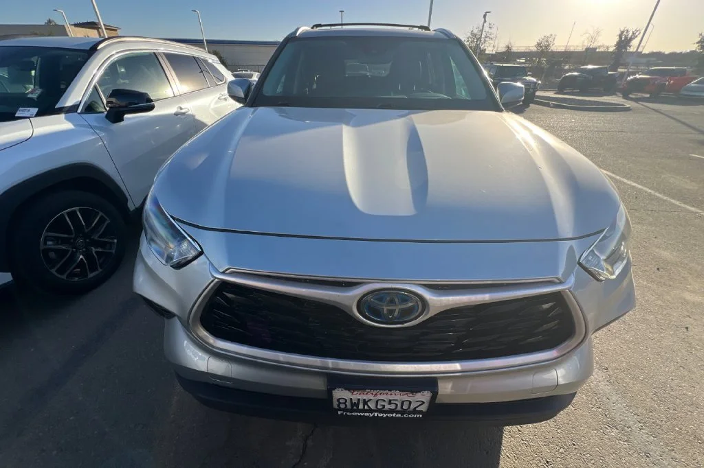 Used 2021 Silver Toyota XLE image 3