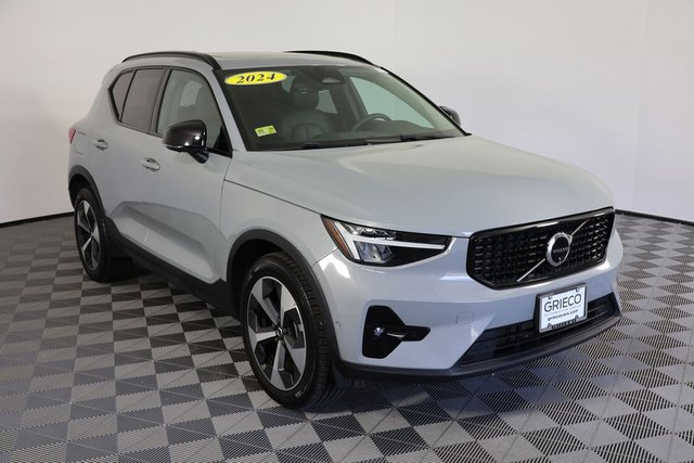 2024 Volvo XC40 B5 Plus Dark Theme
