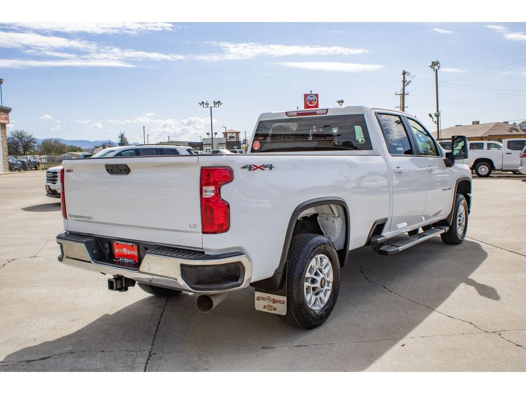 Used 2025 SUMMIT WHITE Chevrolet LT image 8
