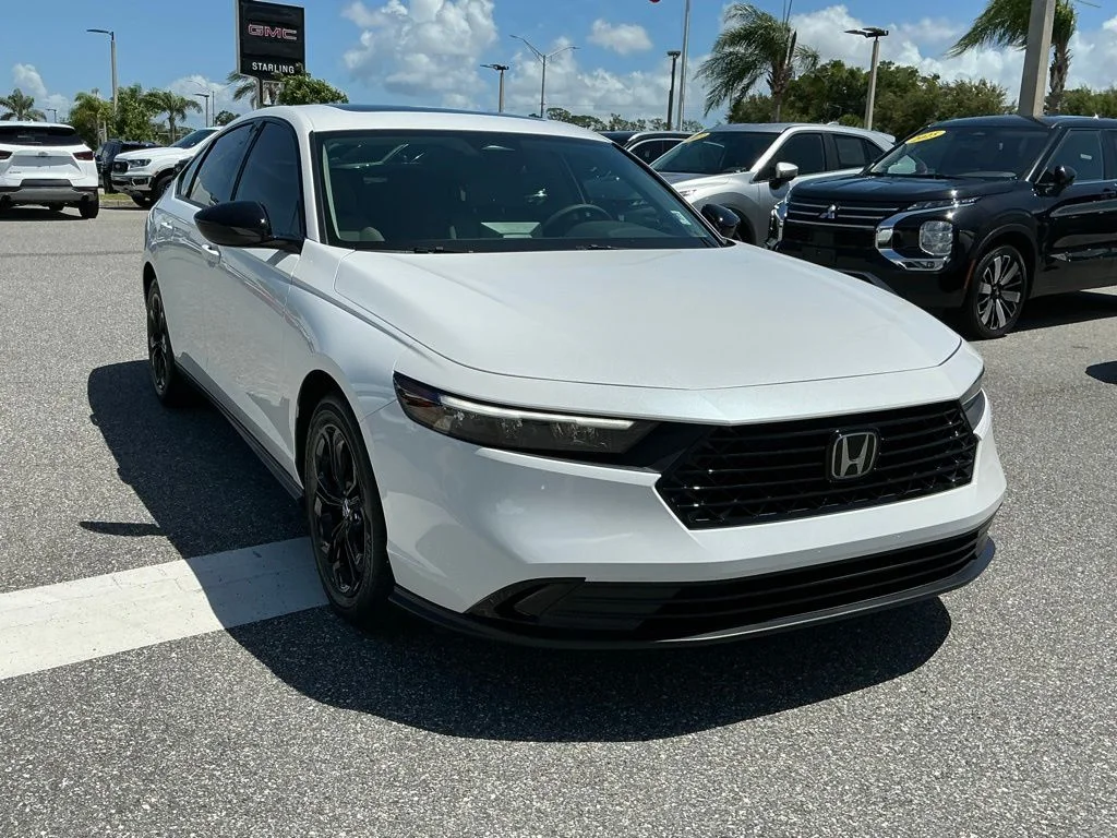 Used 2025 White Honda SE image 9