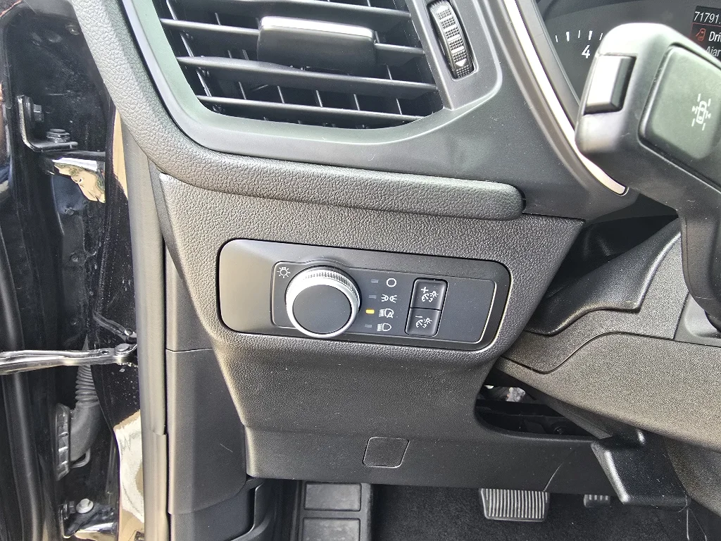 Used 2022 Agate Black Metallic Ford SE image 19