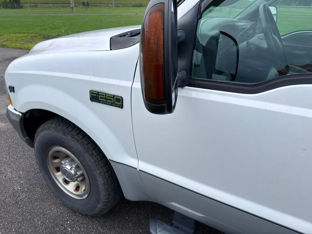 Used 2004 White Ford  image 11