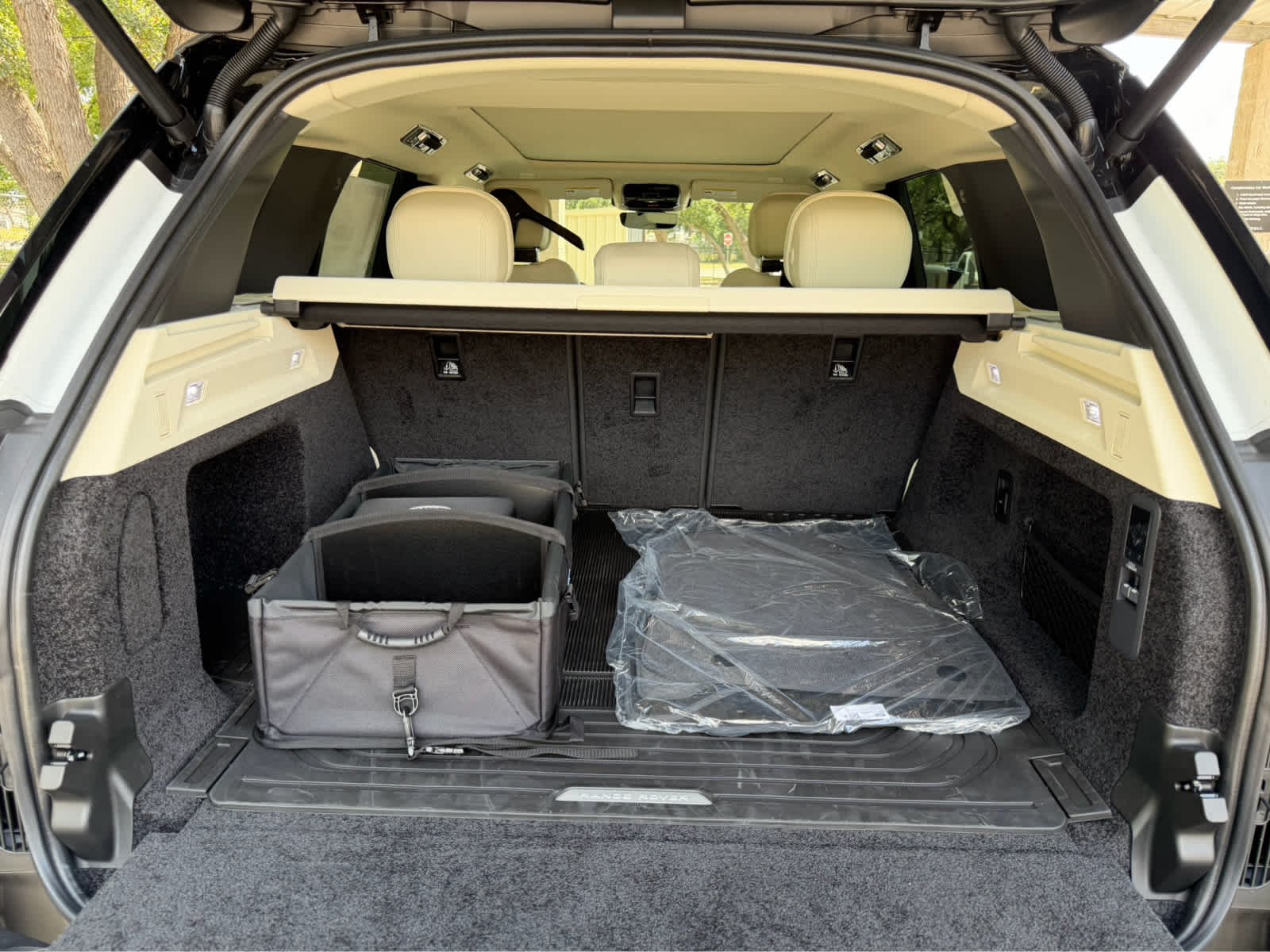 New 2026 Fuji White Land Rover SE image 20