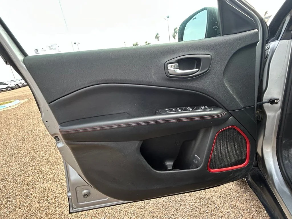 Used 2019 Silver Jeep Trailhawk image 10