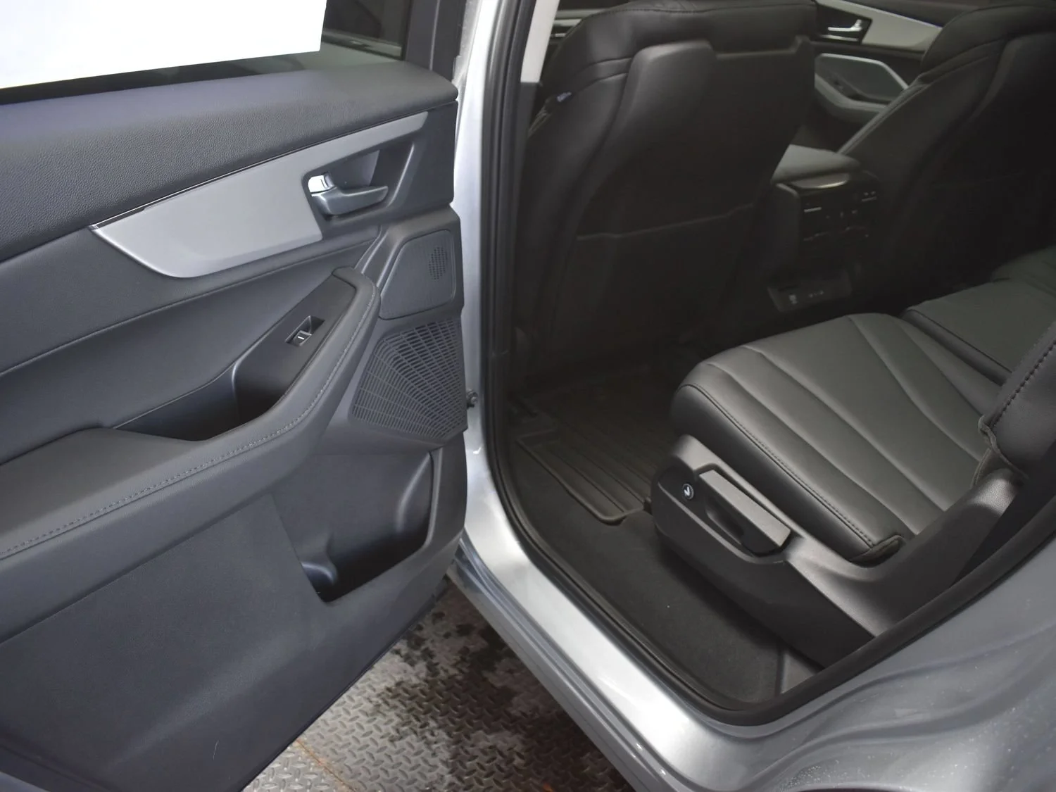 New 2026 Solar Silver Metallic Acura 4MDX image 22