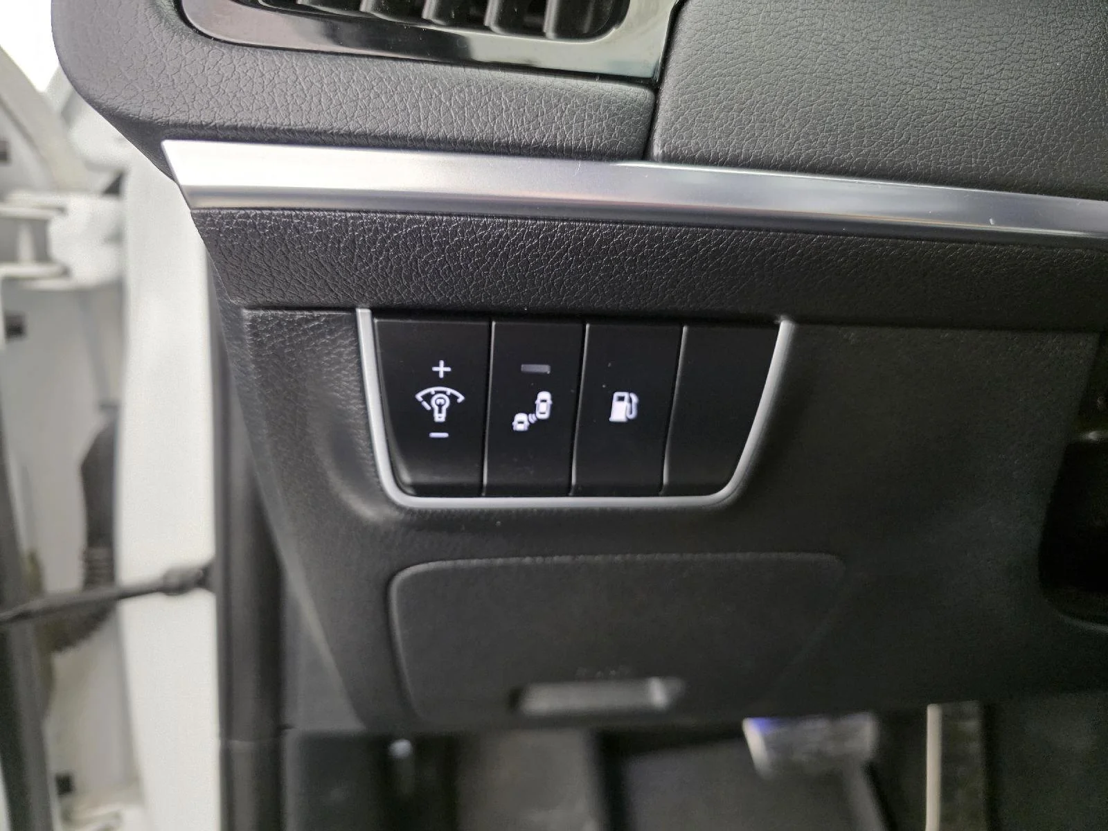 Used 2019 Snow White Pearl Kia GT image 33