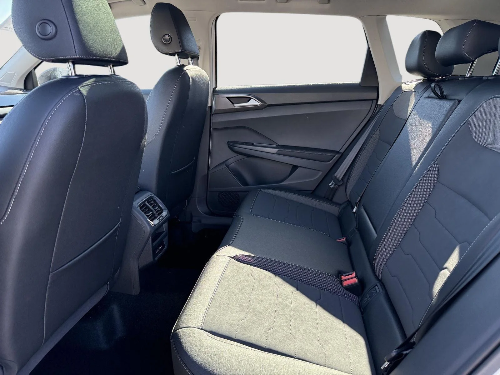 New 2026 Pure White w/Deep Black Roof Volkswagen SE Black image 10