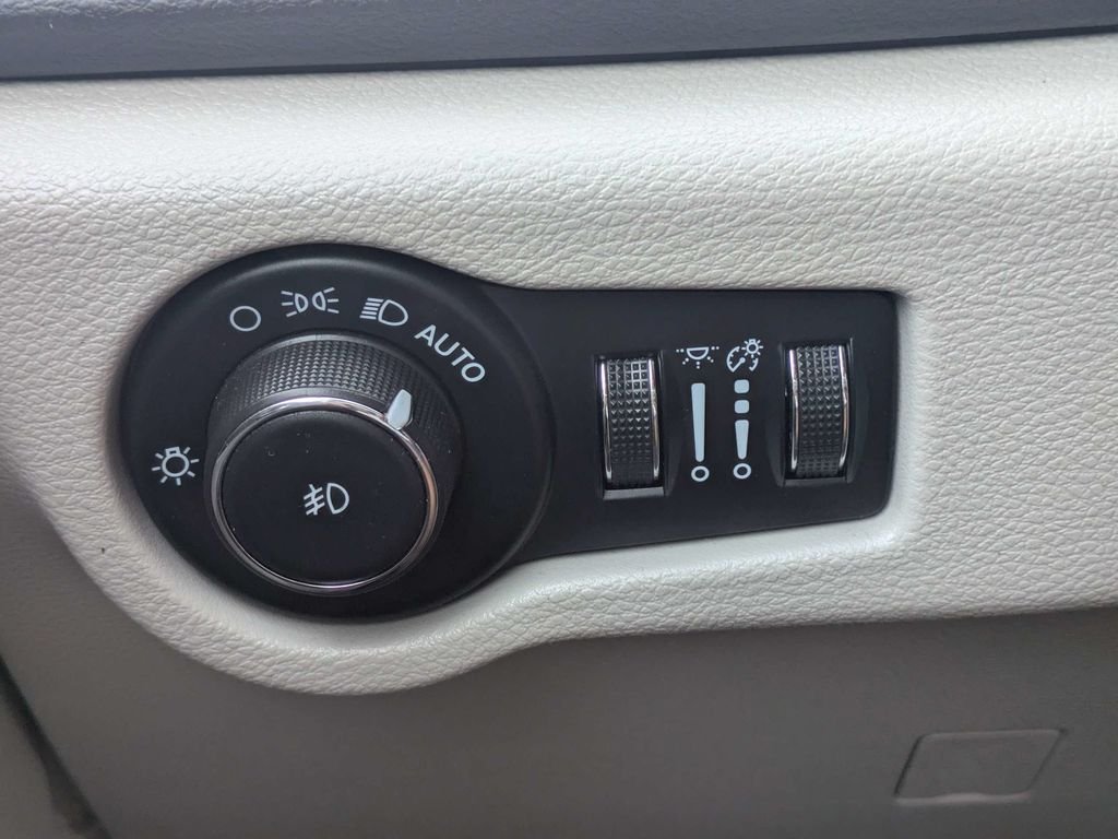 Used 2024 Silver Chrysler Touring L image 26