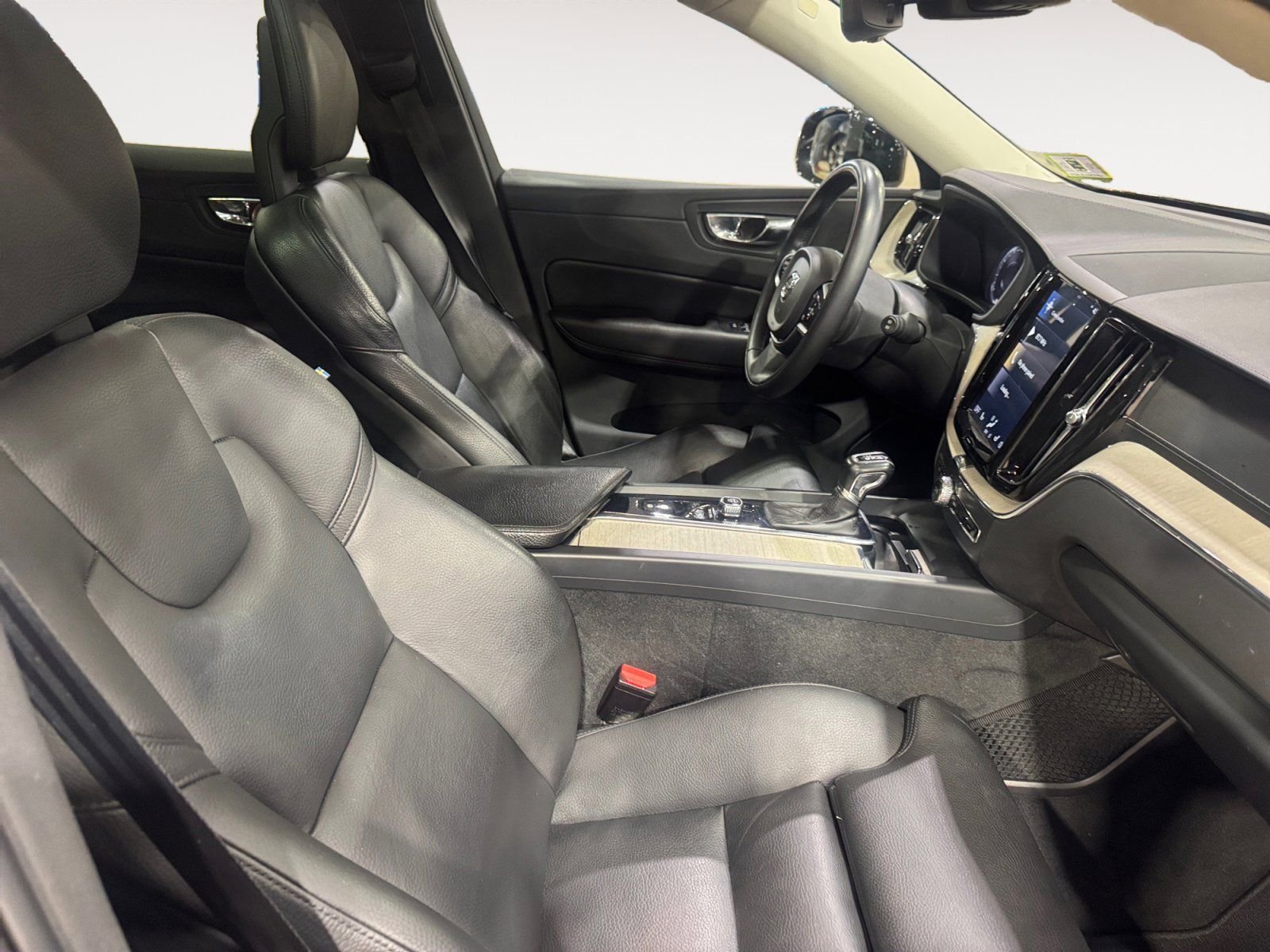 Used 2018 Black Volvo T6 Inscription image 16