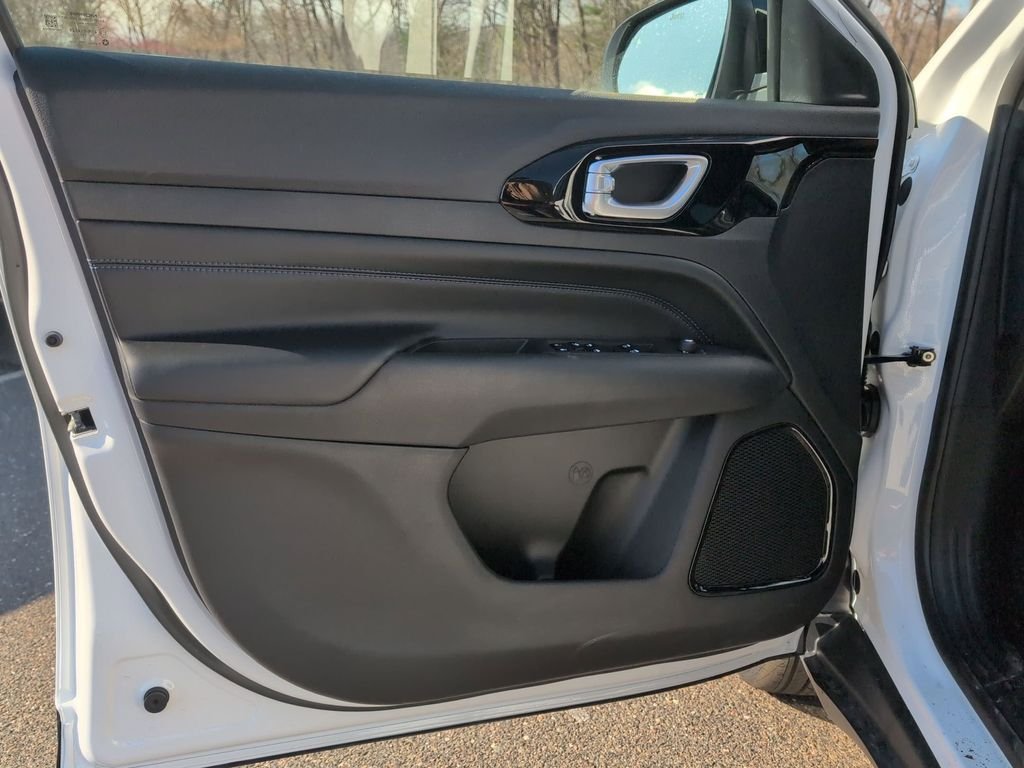 New 2026 Bright White Clearcoat Jeep Latitude image 10