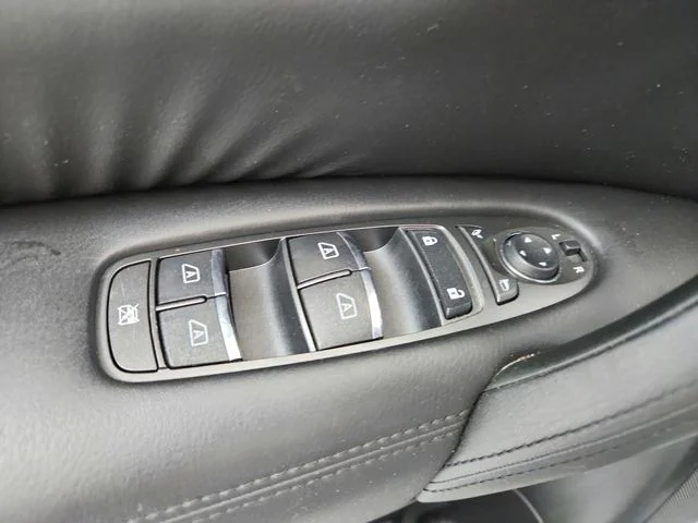 Used 2022 Silver Nissan SL image 40