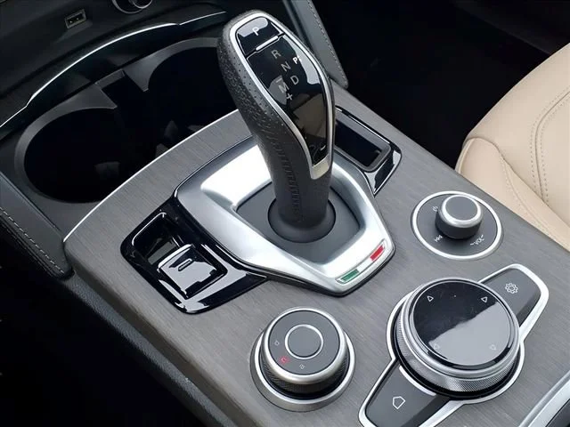Used 2023  Alfa Romeo Lusso image 12
