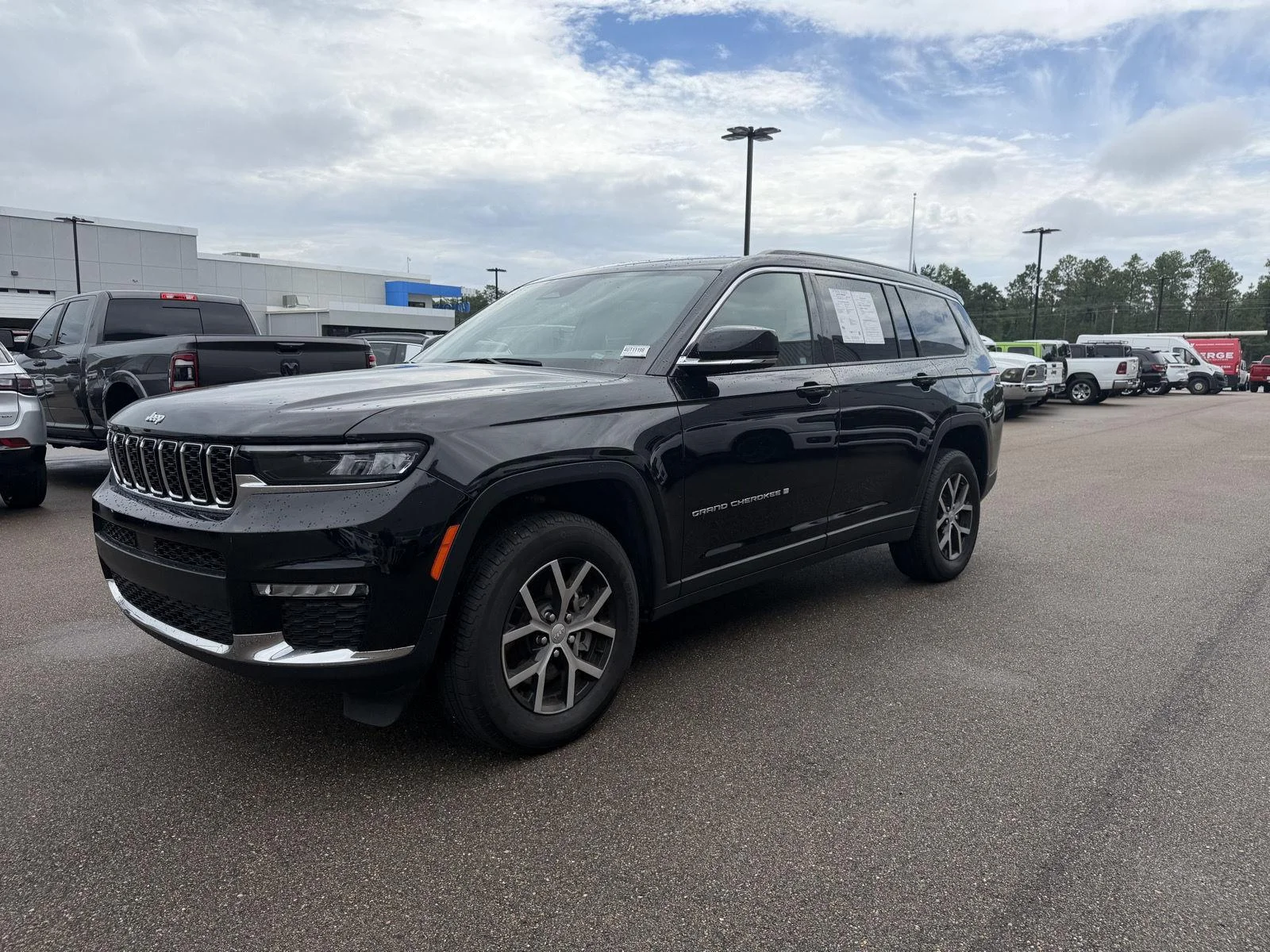 Used 2025 Diamond Black Crystal Pearlcoat Jeep Limited image 1