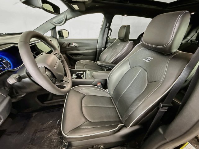 New 2027 Diamond Black Crystal Pearl-Coat Paint Chrysler Limited image 21