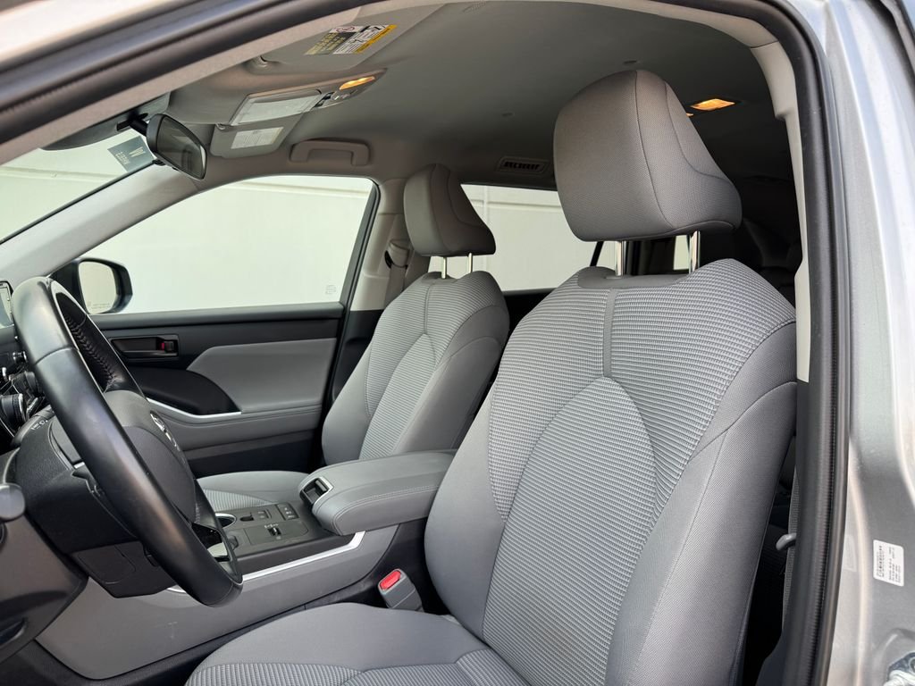 2021 Toyota Highlander LE - Photo 29