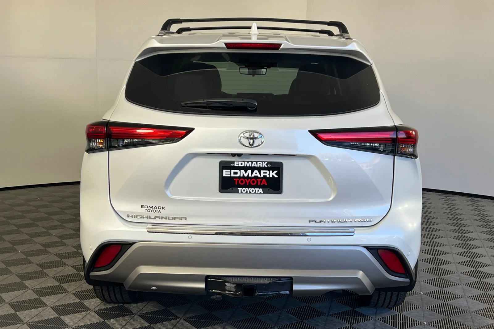 Certified Used 2022 Wind Chill Pearl Toyota Platinum image 4