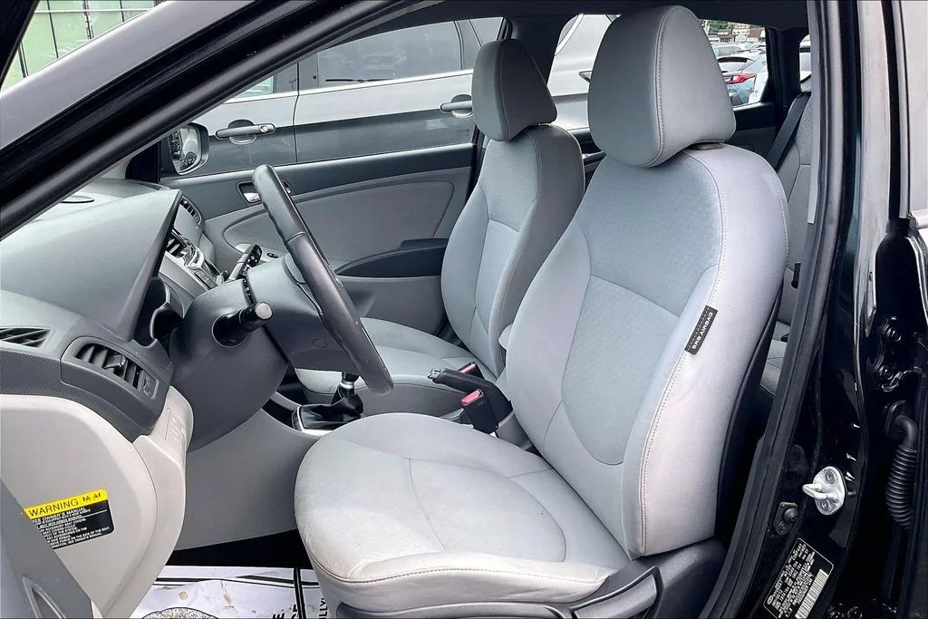 Used 2013 Black Hyundai SE image 22